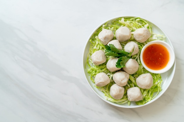 Bolinhas De Peixe Cozido Com Molho Picante