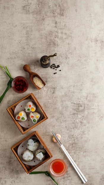 Bolinho chinês de camarão cozido no vapor (dim sum) com molho dimsum é um alimento tradicional chinês, espaço para texto