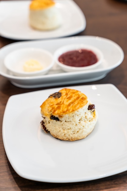 Bolinho com manteiga e geléia