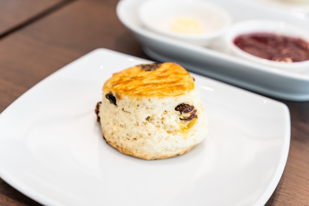 Bolinho com manteiga e geléia