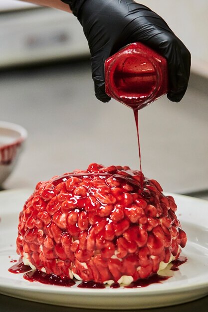 Foto bolinho de abóbora de chocolate decorado com glacê em forma de foco seletivo do cérebro da série engraçado h ...