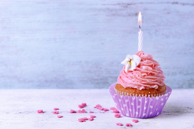 Foto bolinho de aniversário delicioso na mesa com fundo de madeira