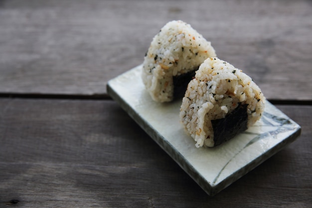 Foto bolinho de arroz onigiri