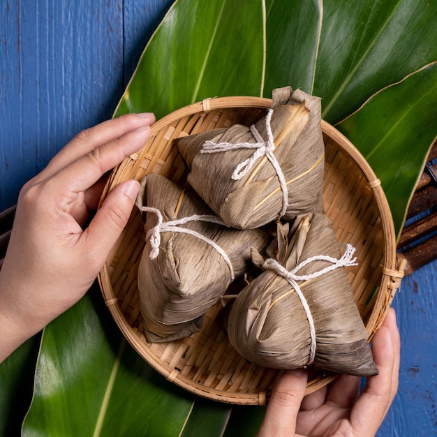 Bolinho de arroz zongzi Comida tradicional chinesa no fundo da folha verde do Dragon Boat Festival Duanwu Festival vista superior conceito de design plano leigo