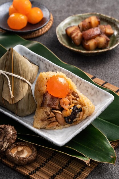 Bolinho de arroz Zongzi para Dragon Boat Festival em fundo de mesa cinza escuro com ingrediente