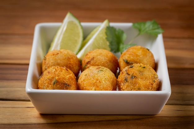 Bolinho de bacalhau. petisco tradicional brasileiro. bunuelos de bacalão.