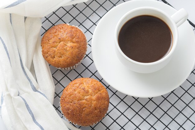 Bolinho de banana e café.