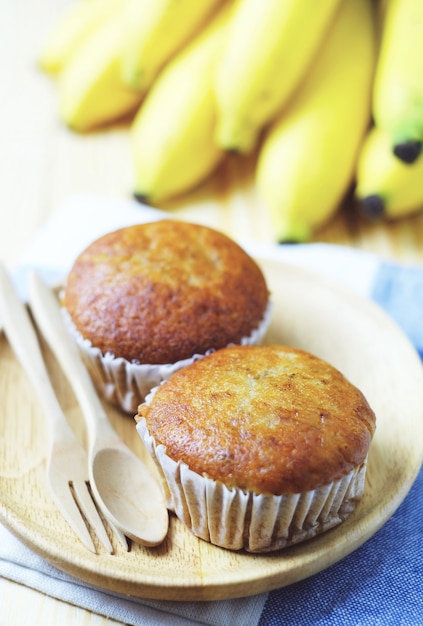 Bolinho de banana em uma bandeja de madeira