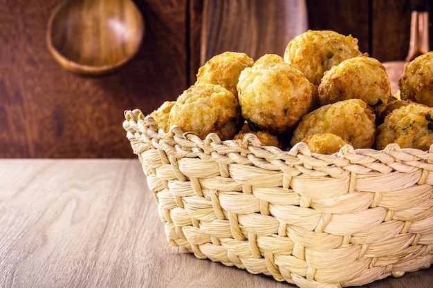 Bolinho de batata caseiro, sobremesa vegetariana típica brasileira