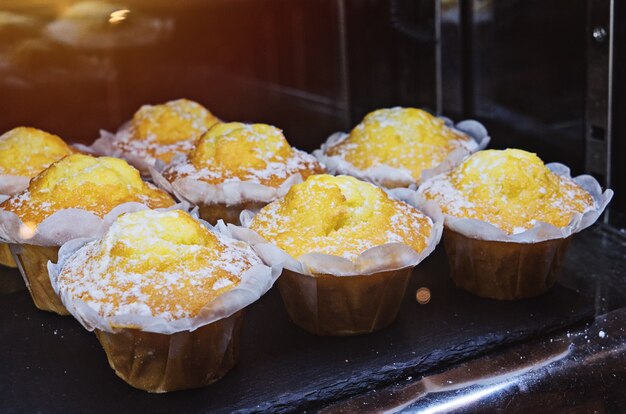 Bolinho de bolinhos frescos em açúcar em pó