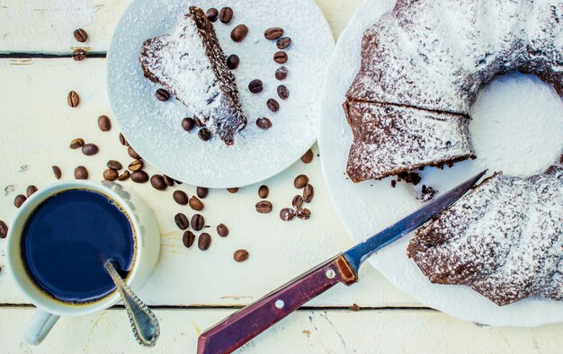 Bolinho de chocolate com café. foco seletivo.