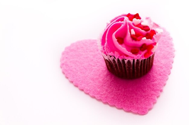 Bolinho de chocolate com glacê rosa decorado para o dia dos namorados.