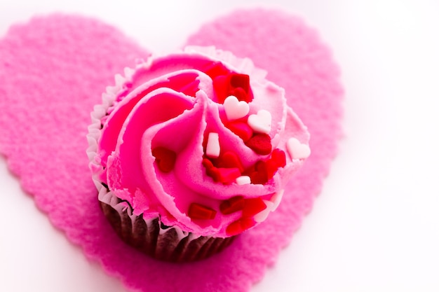 Bolinho de chocolate com glacê rosa decorado para o dia dos namorados.