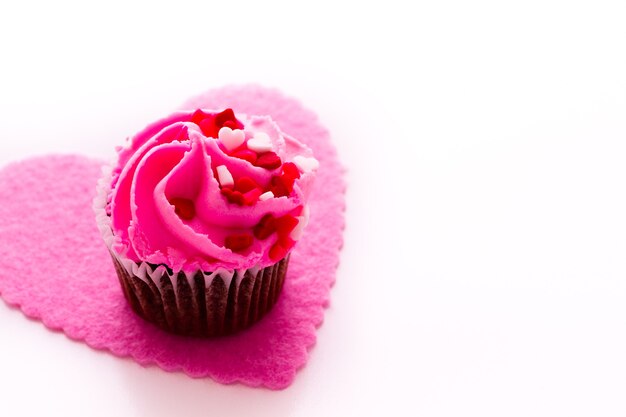 Bolinho de chocolate com glacê rosa decorado para o dia dos namorados.