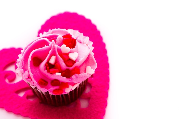 Bolinho de chocolate com glacê rosa decorado para o dia dos namorados.