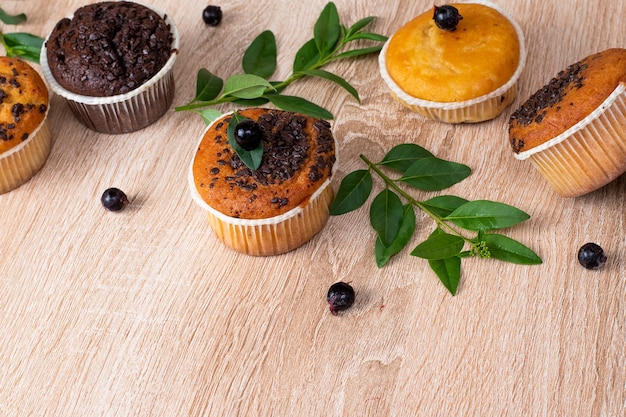 Bolinho de chocolate e bolinho de nozes, padaria caseira em fundo escuro.