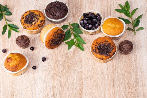 Bolinho de chocolate e bolinho de nozes, padaria caseira em fundo escuro.