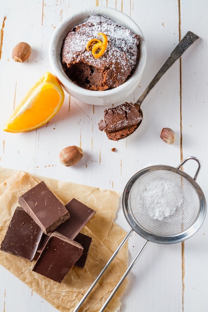 Foto bolinho de chocolate e laranja com café