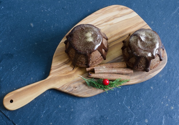 Bolinho de chocolate em fundo de madeira.