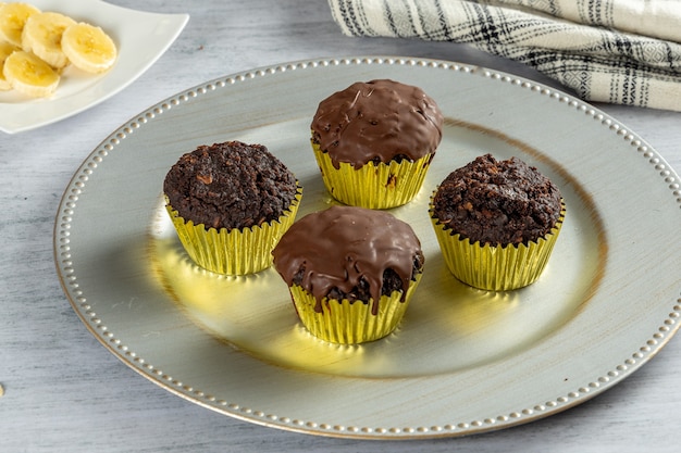 Foto bolinho de chocolate no prato cinza