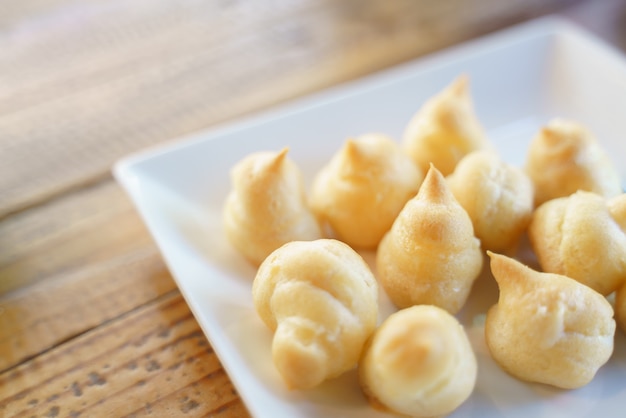 Bolinho de creme pequeno tailandês cheio de baunilha