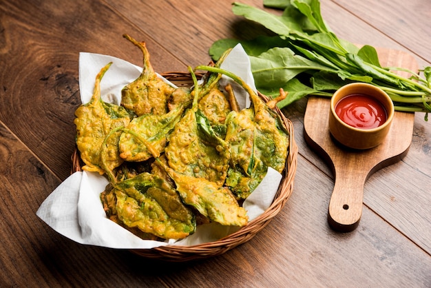 Bolinho de folhas de palak ou espinafre crocante, também conhecido como pakoda ou pakoda, bhaji a ou bajji