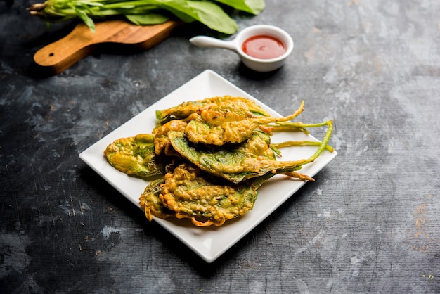 Bolinho de folhas de palak ou espinafre crocante, também conhecido como pakoda ou pakoda, bhaji a ou bajji