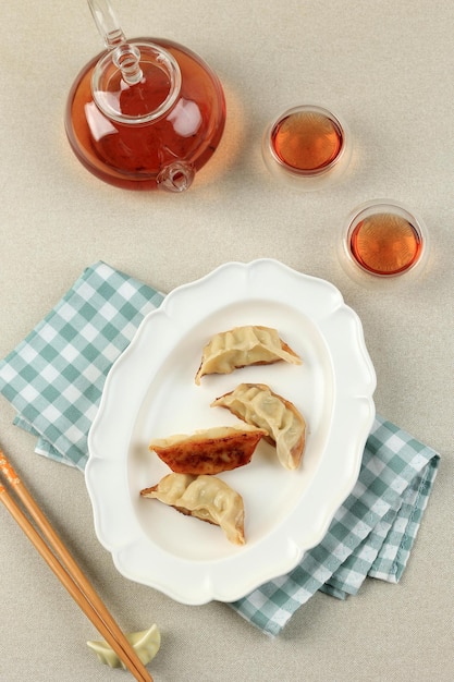 Bolinho de Gyoza servido com chá