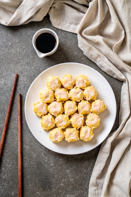 Bolinho de massa chinês no vapor de camarão