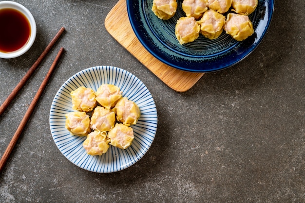 Bolinho de massa chinês no vapor de camarão