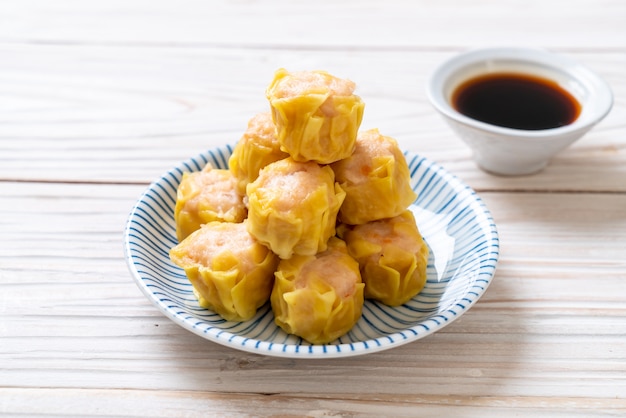 bolinho de massa cozinhado camarão chinês