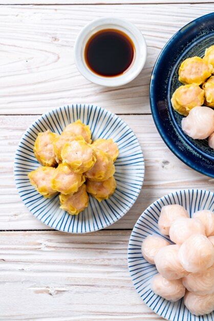 Foto bolinho de massa cozinhado camarão chinês