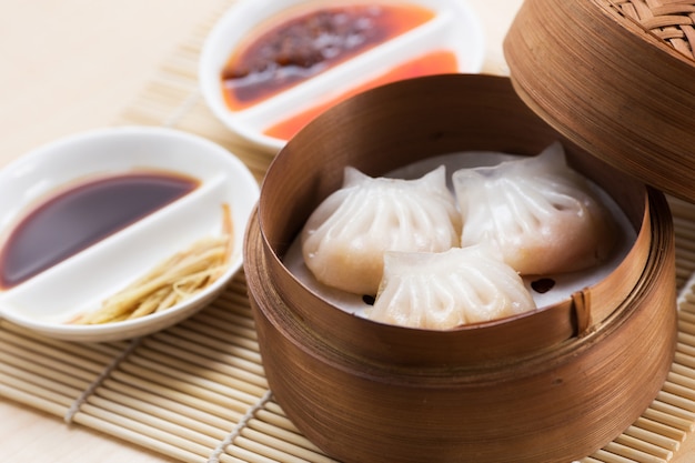 Bolinho de massa de camarão chinês no navio de bambu