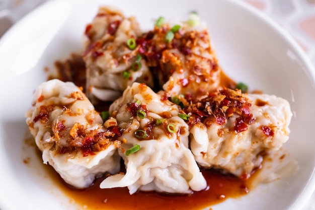 Bolinho de massa perto do fundo da placa branca lanche no restaurante comida tradicional da Tailândia chinesa e asiática