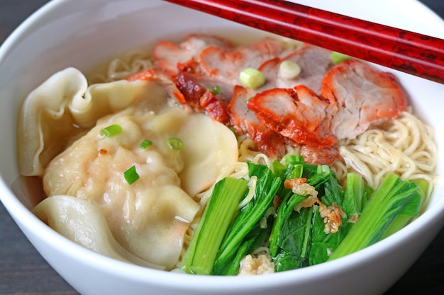 Bolinho de massa Wonton com carne de porco assada e sopa de macarrão de ovo