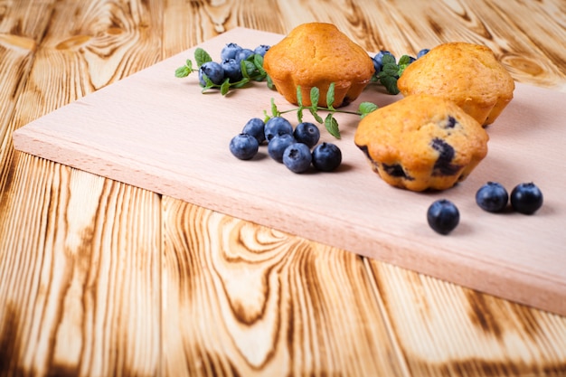 Bolinho de mirtilo. Cupcake assado caseiro com mirtilos, frutas frescas, hortelã