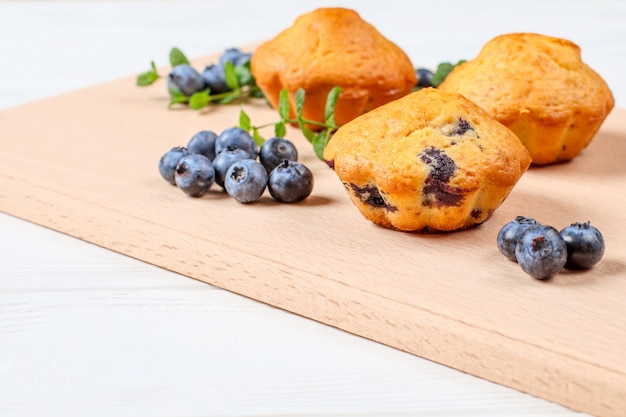 Bolinho de mirtilo. Cupcake assado caseiro com mirtilos, frutas frescas, hortelã