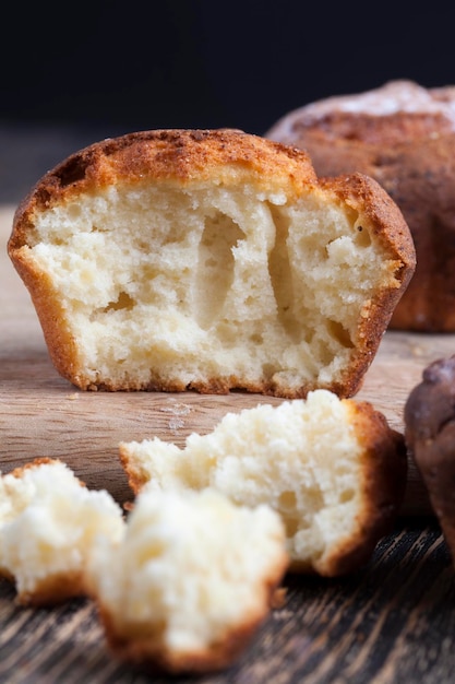 Bolinho de queijo fresco em uma mesa de madeira, delicioso bolinho caseiro macio para preparação de sobremesa