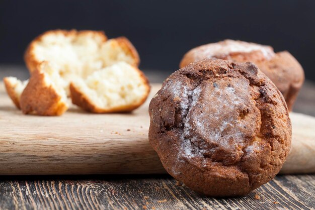 Bolinho de queijo fresco em uma mesa de madeira