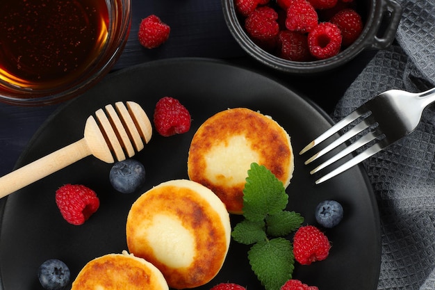 Bolinho de requeijão com frutas em um prato Bolinhos de queijo cottage