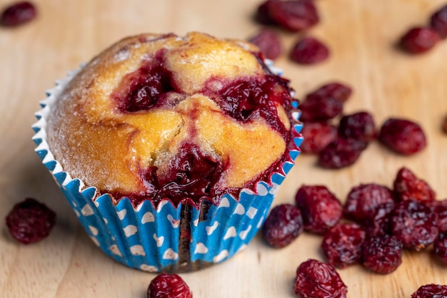 Bolinho de trigo com cerejas vermelhas