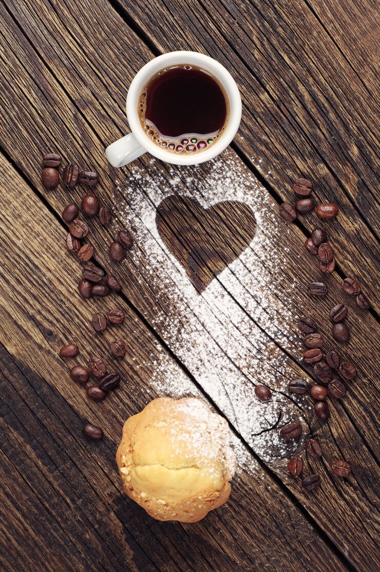 Bolinho e café em fundo de madeira vintage com coração
