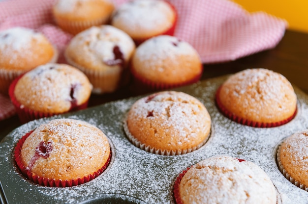 Bolinho em uma assadeira sobre uma superfície de madeira