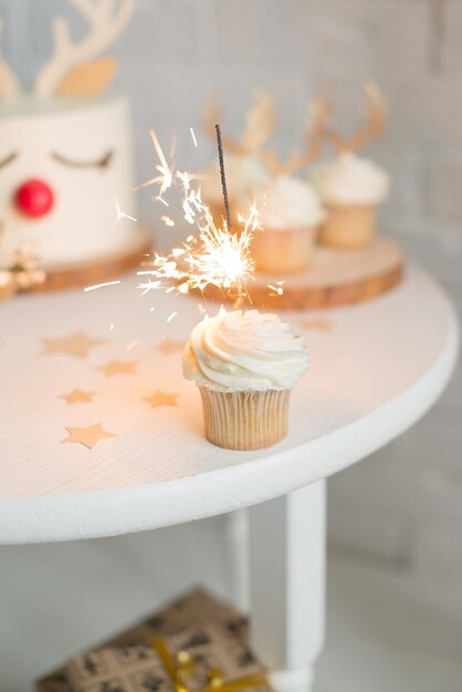 Bolinho festivo com um close-up de diamante em um fundo branco