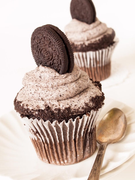 Bolinho gourmet Oreo em fundo branco.