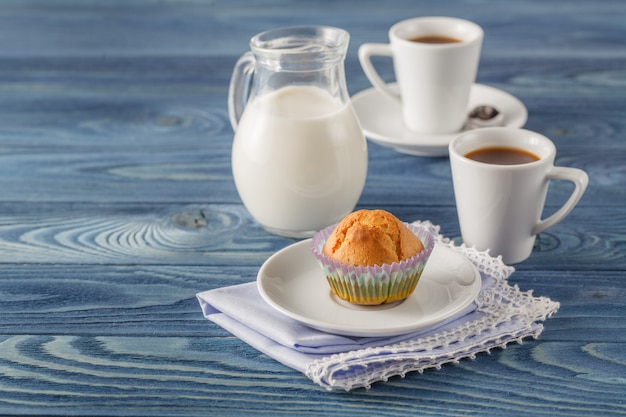 Bolinho saboroso com chocolate na cozinha tabel