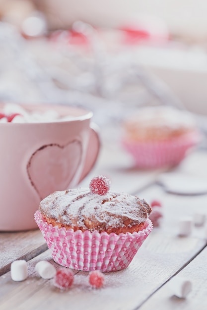 Bolinho saboroso com frutas e café