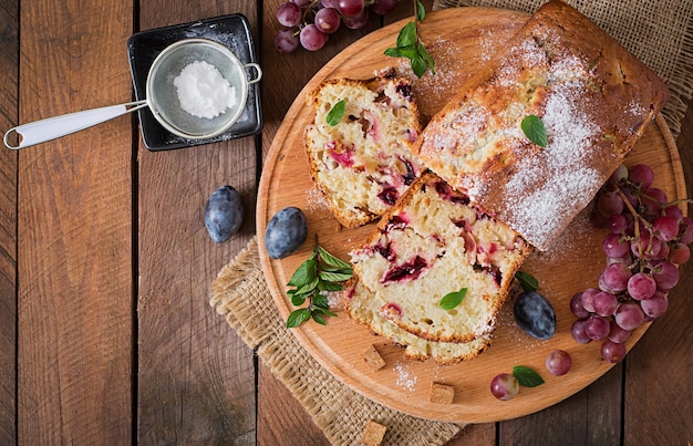 Bolinho suculento e macio com ameixas e uvas