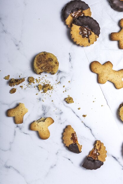 Bolinhos caseiros de canela e chocolate no mármore