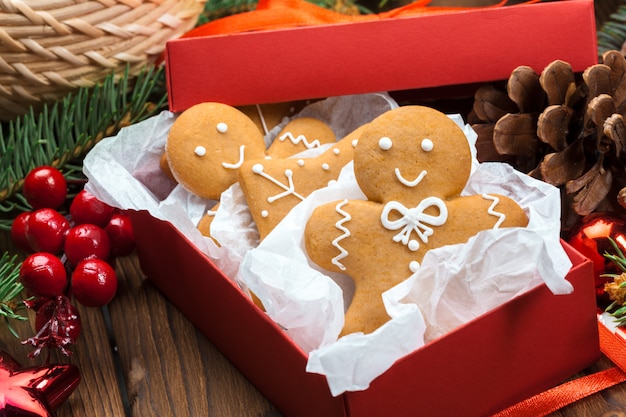 Bolinhos caseiros do homem de pão-de-espécie do Natal